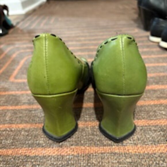 John Fluevog Discontinued Green Leather Chunky Heel with Black Bow - Picture 3 of 3